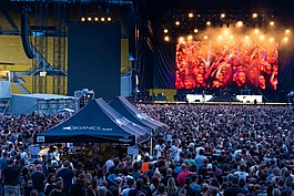 Menschenmenge bei einem Konzert im Ernst Happel Stadion Wien und einem Bewirtungszelt von Gourmet Event in der Mitte